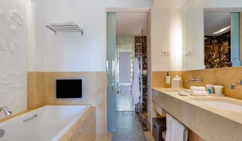 Deluxe Family Room 4